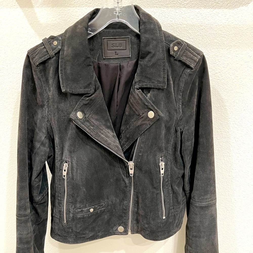 Gorgeous SL8 dark gray suede zippered moto jacket.